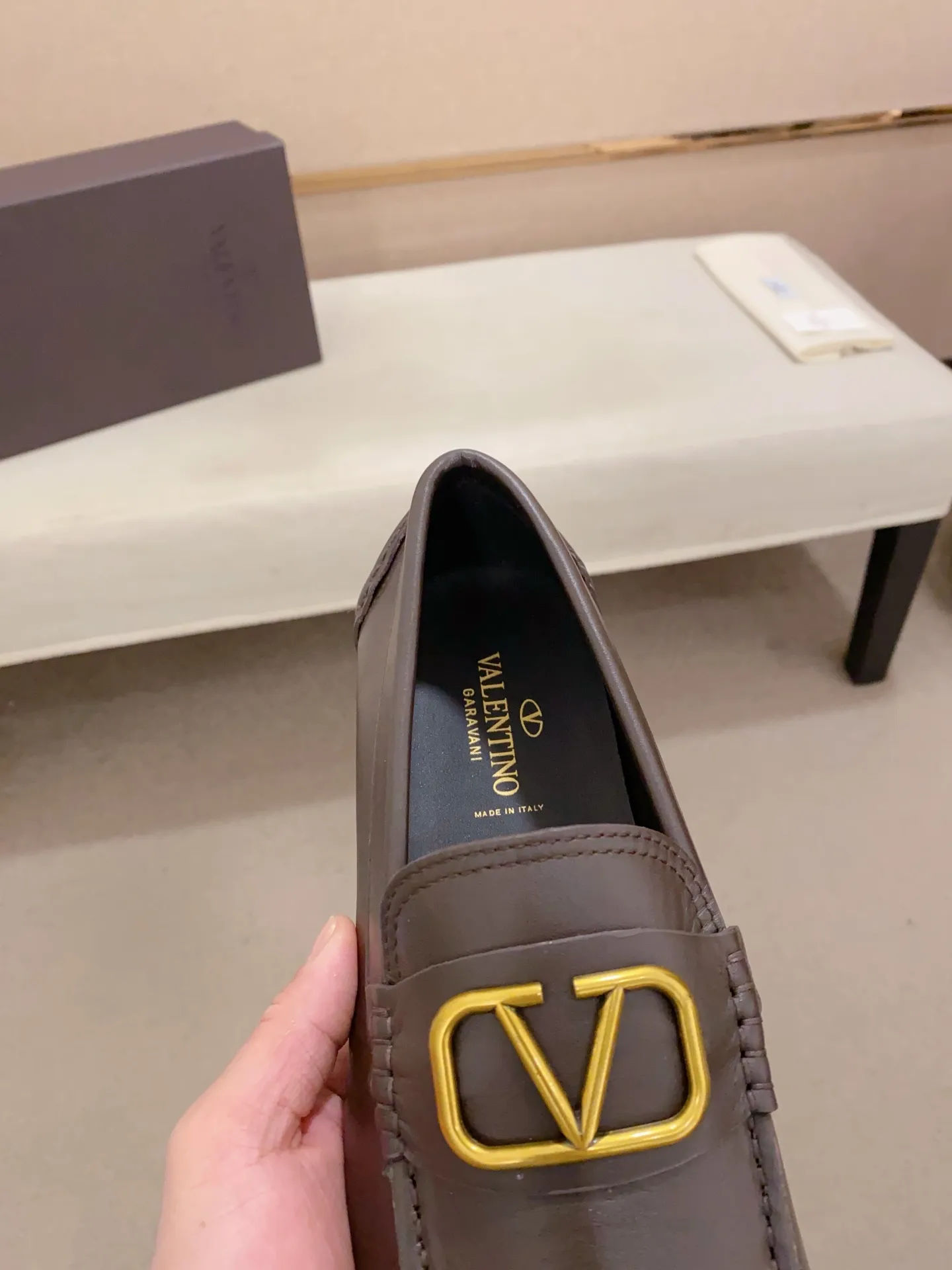 Men's shoes💰: 680💰VALENTINO, made of imported cowhide with imported water-dyed cowhide lining, iconic hardware and iconic wear-resistant outsole. 38-44. 45 VALENTINO packaging can be customized to enjoy the brand’s iconic product packaging